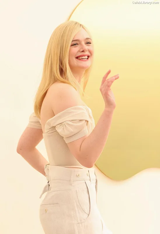 Elle Fanning photo 19 of 4114