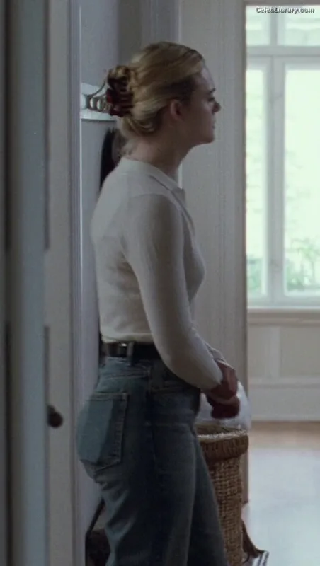 Elle Fanning photo 12 of 4114