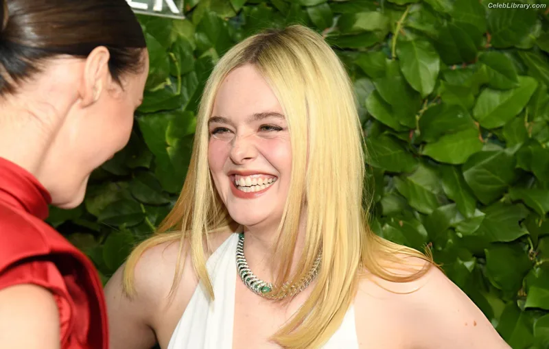 Elle Fanning photo 15 of 4114