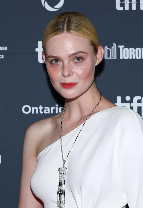 Elle Fanning photo 1 of 4114