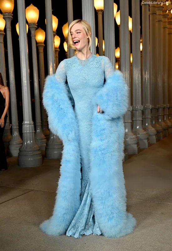 Elle Fanning photo 17 of 4114
