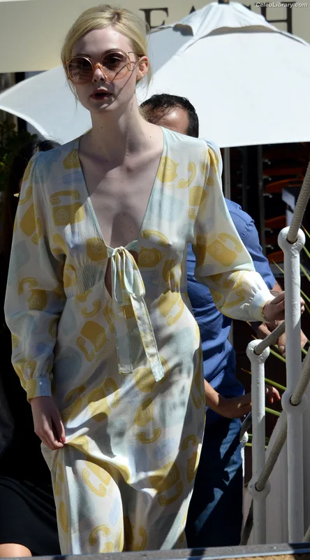 Elle Fanning photo 20 of 4114