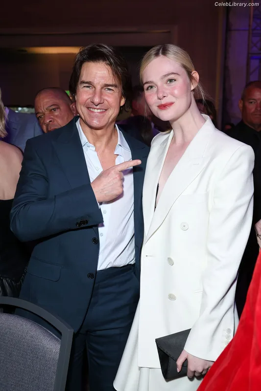 Elle Fanning photo 10 of 4114