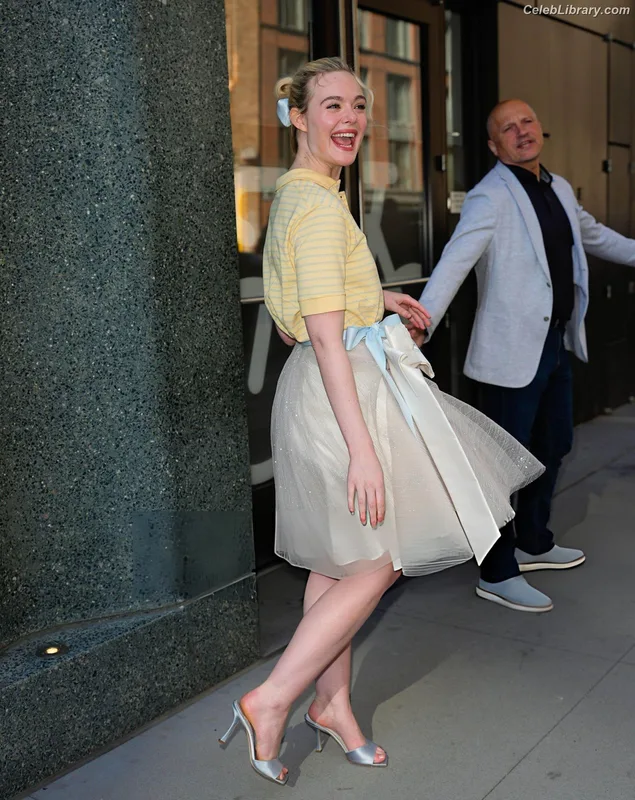 Elle Fanning photo 11 of 4114