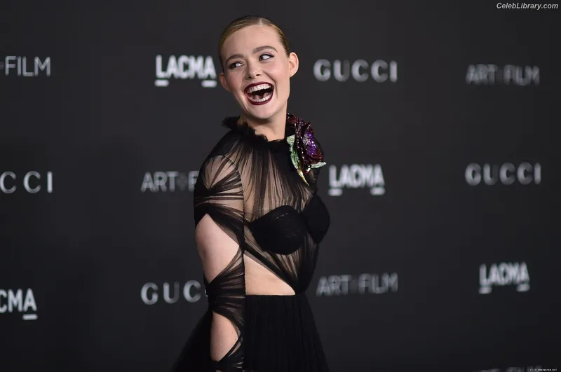Elle Fanning photo 12 of 4114