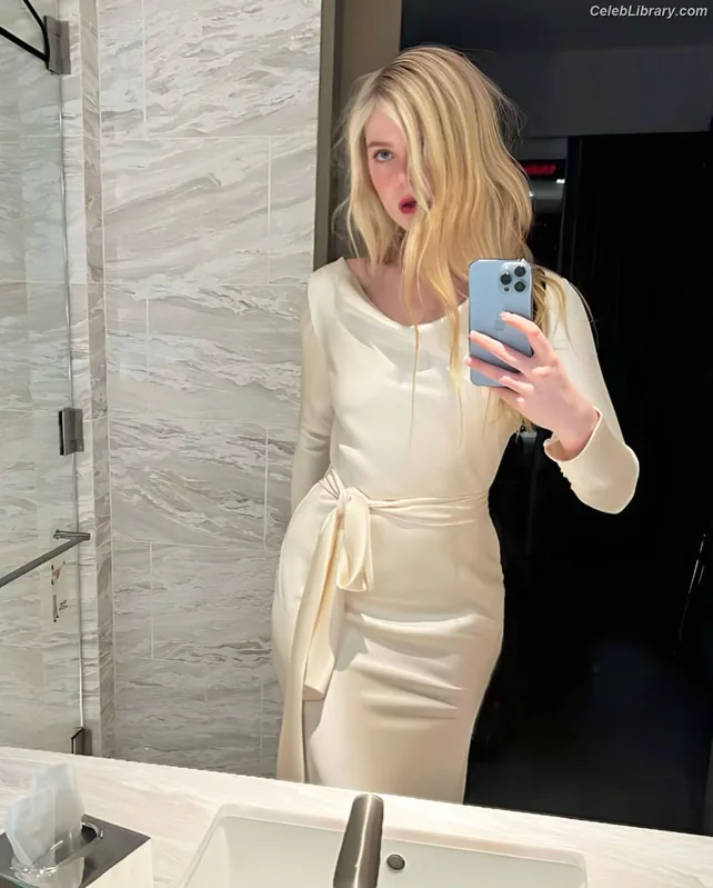 Elle Fanning photo 24 of 4114
