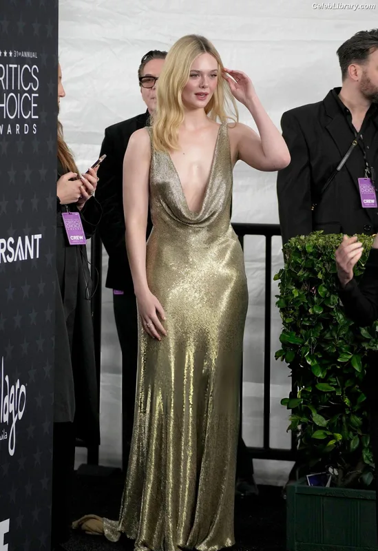Elle Fanning photo 10 of 4114