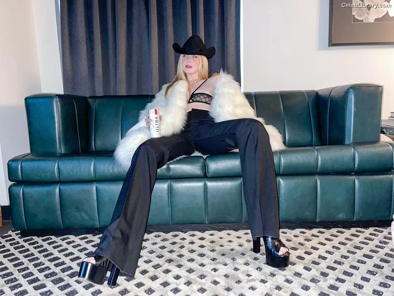 Elle Fanning photo 21 of 4114