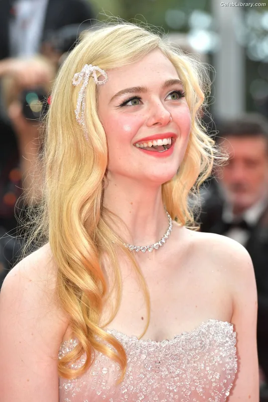 Elle Fanning photo 2 of 4114