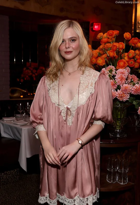 Elle Fanning photo 6 of 4114
