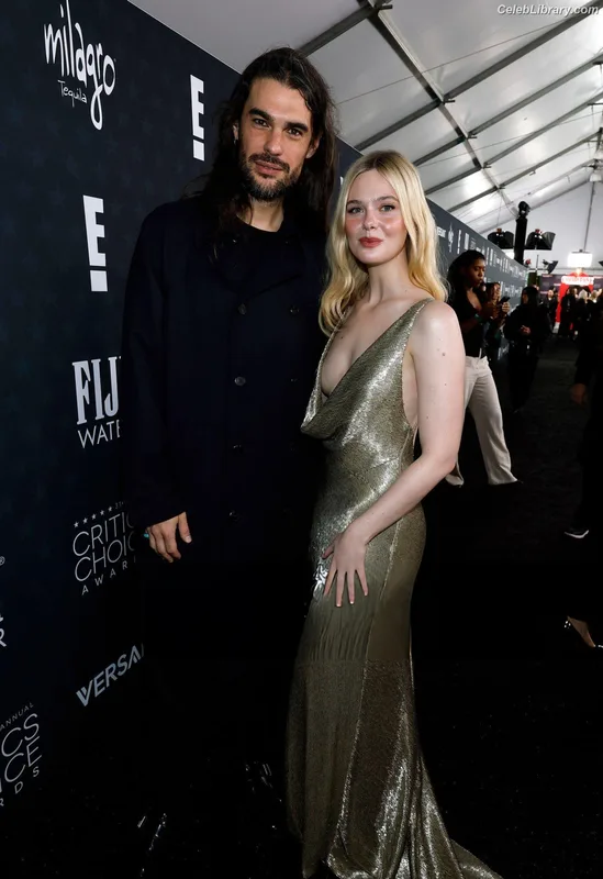 Elle Fanning photo 11 of 4114