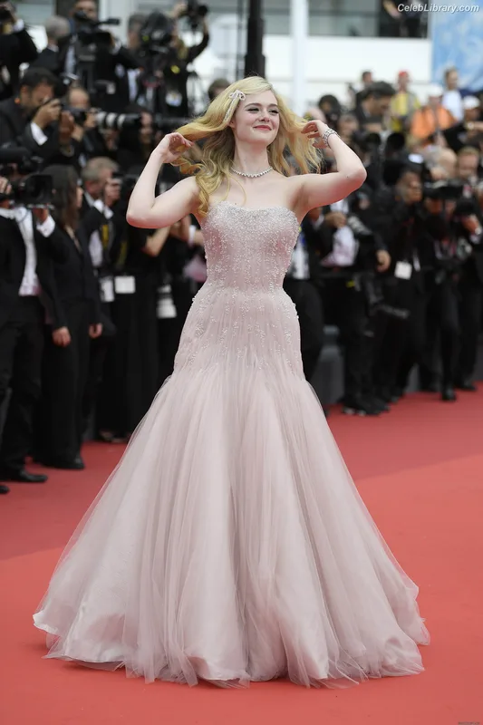 Elle Fanning photo 23 of 4114