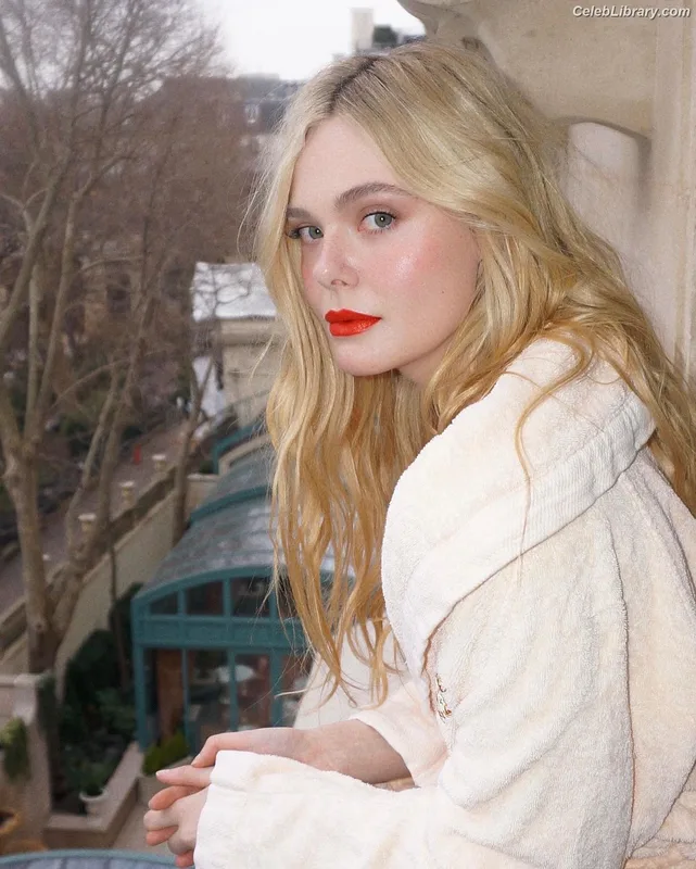 Elle Fanning photo 4 of 4114