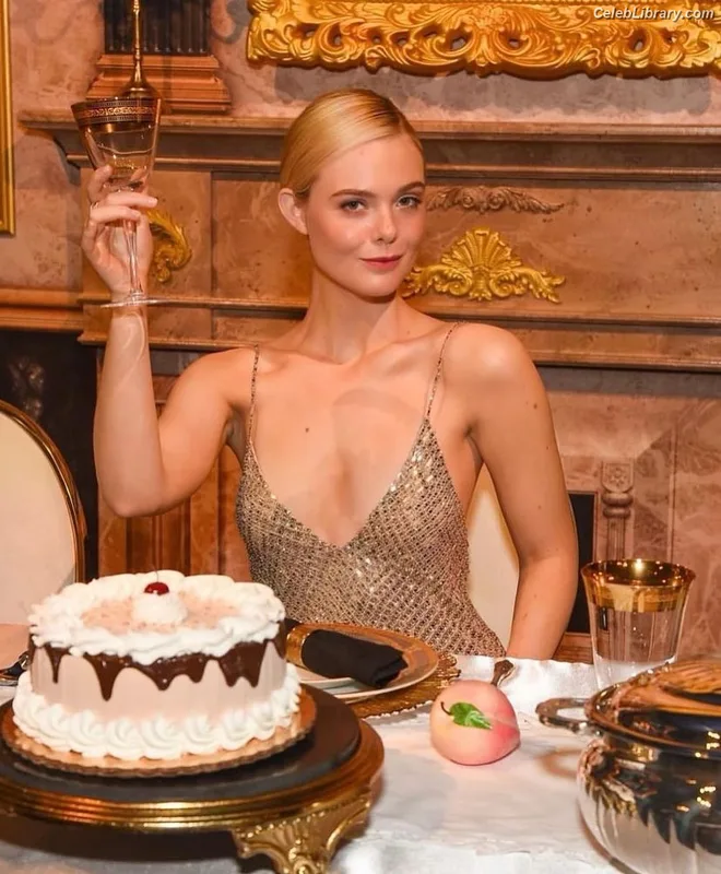 Elle Fanning photo 13 of 4114