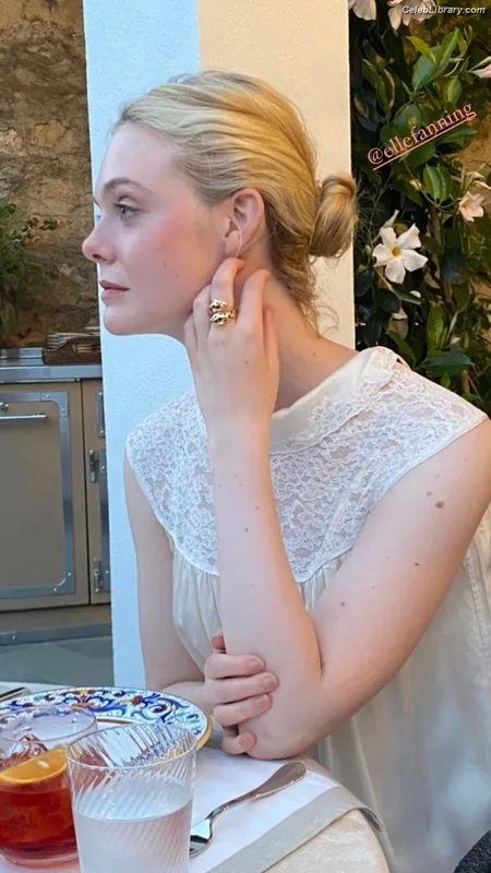 Elle Fanning photo 15 of 4114
