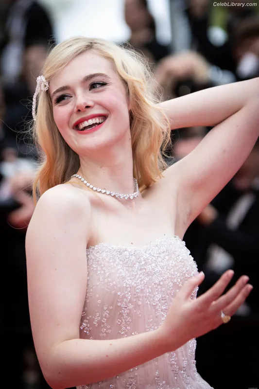 Elle Fanning photo 11 of 4114