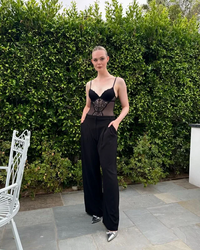 Elle Fanning photo 17 of 4114