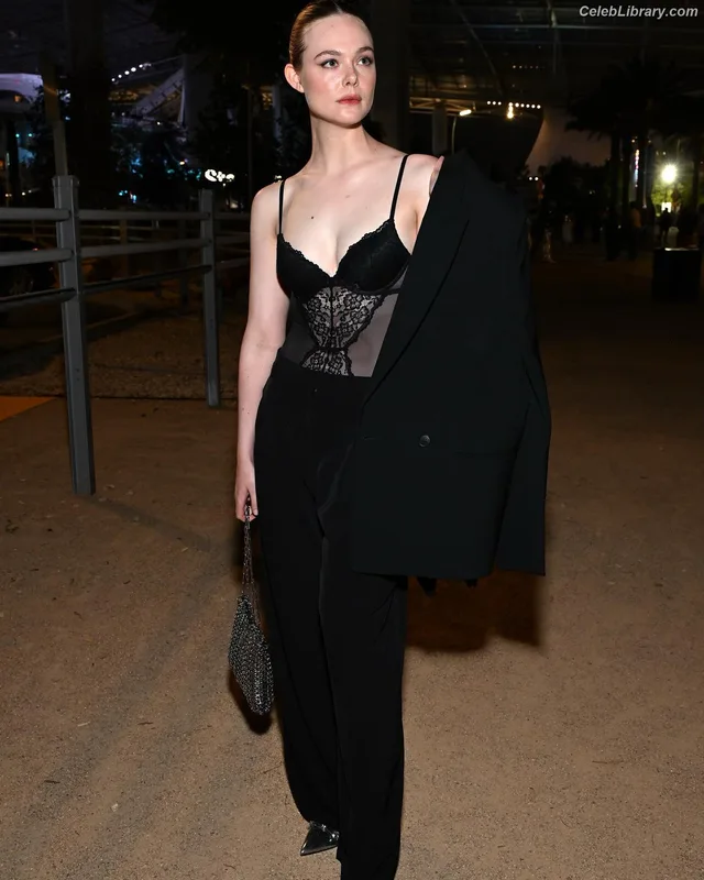 Elle Fanning photo 18 of 4114