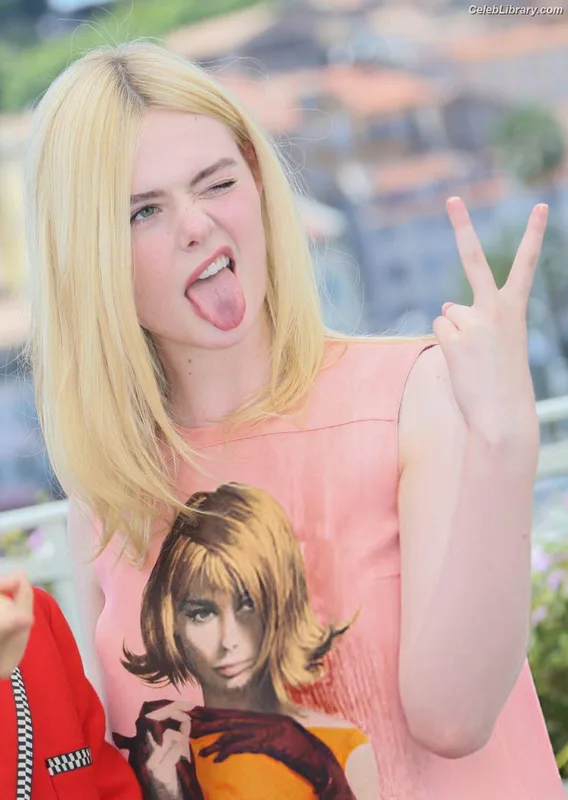 Elle Fanning photo 22 of 4114