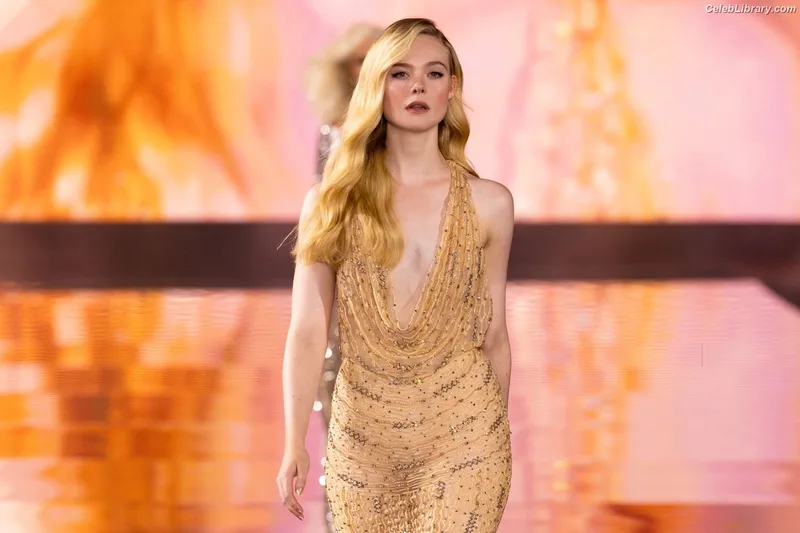Elle Fanning photo 1 of 4114
