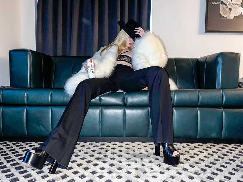 Elle Fanning photo 21 of 4114