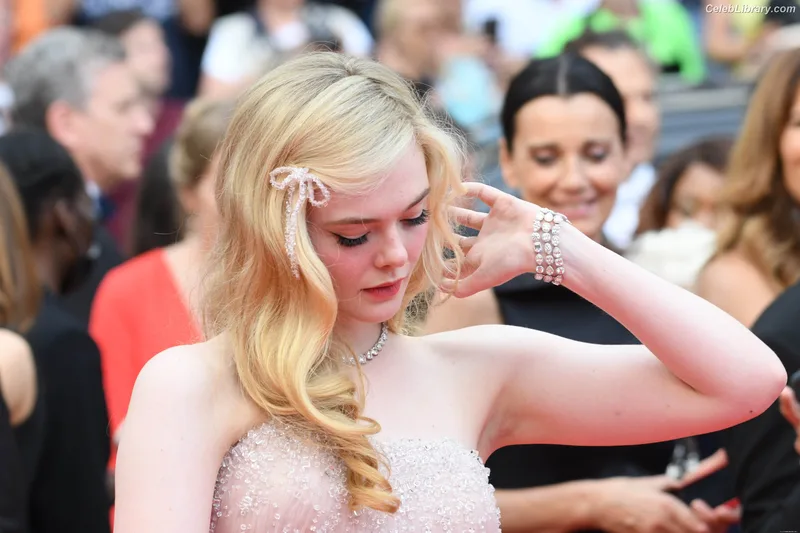 Elle Fanning photo 21 of 4114