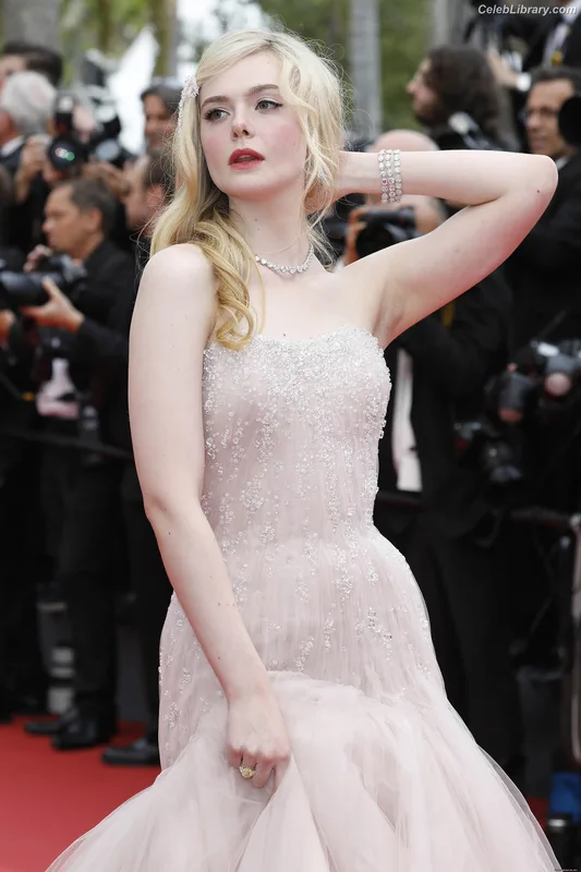 Elle Fanning photo 13 of 4114