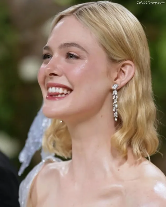 Elle Fanning photo 15 of 4114