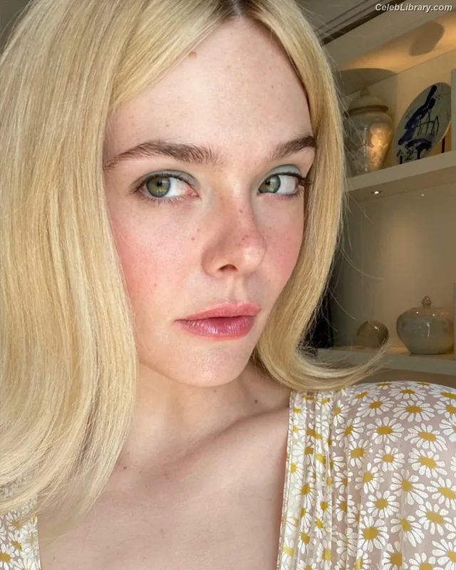 Elle Fanning photo 17 of 4114