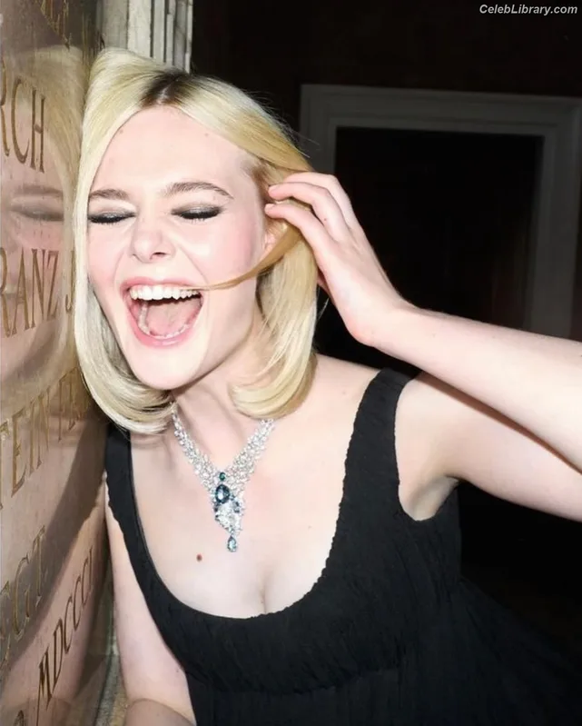 Elle Fanning photo 20 of 4114