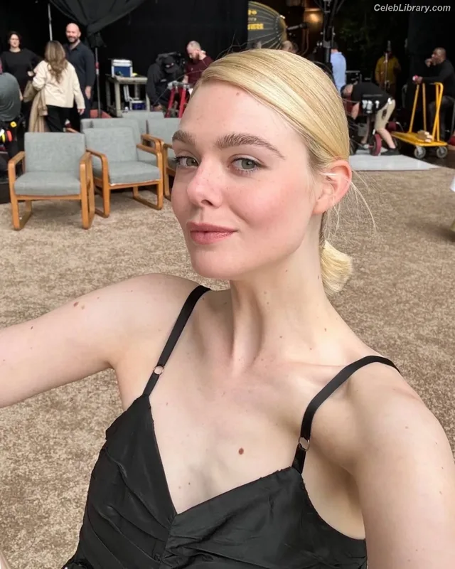 Elle Fanning photo 15 of 4114