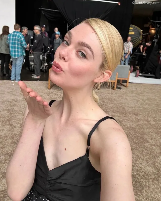 Elle Fanning photo 17 of 4114
