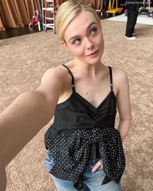 Elle Fanning photo 18 of 4114