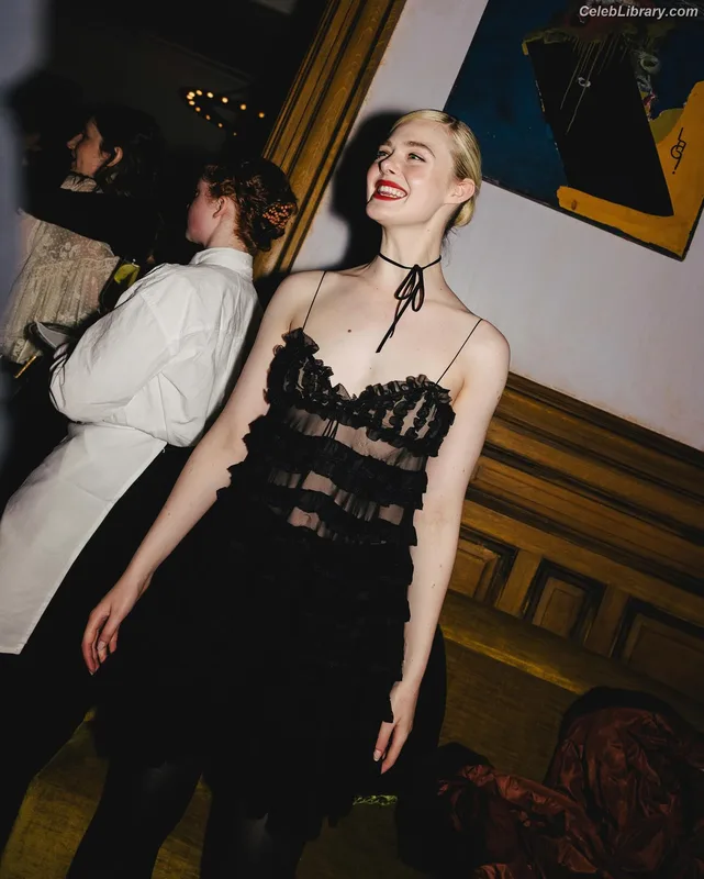 Elle Fanning photo 11 of 4114