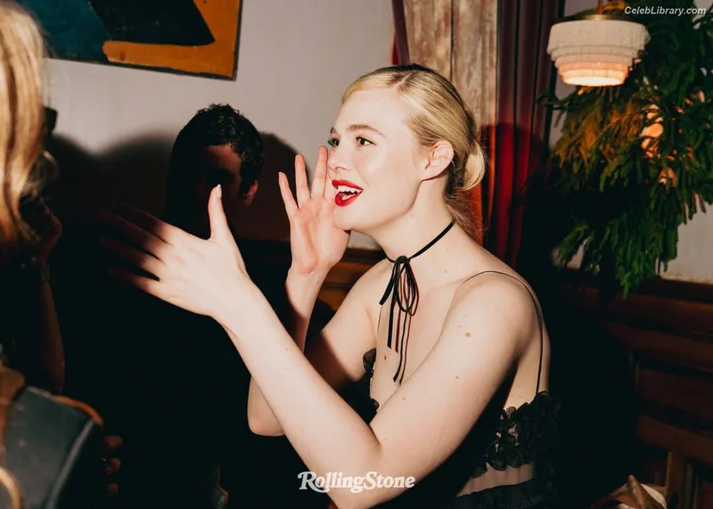 Elle Fanning photo 12 of 4114