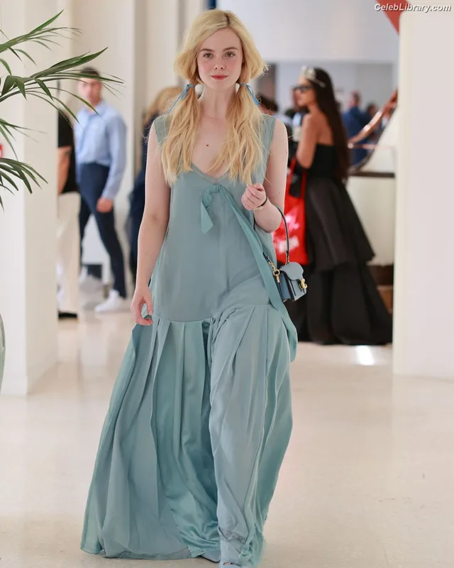 Elle Fanning photo 23 of 4114