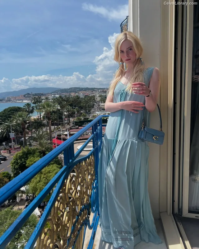 Elle Fanning photo 17 of 4114