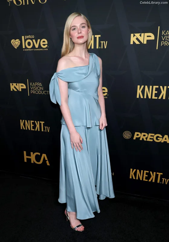 Elle Fanning photo 9 of 4114
