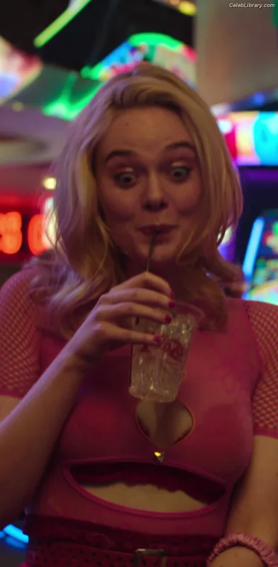 Elle Fanning photo 10 of 4114