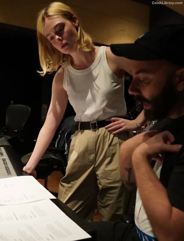 Elle Fanning photo 11 of 4114