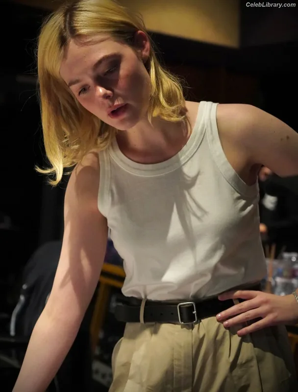 Elle Fanning photo 12 of 4114