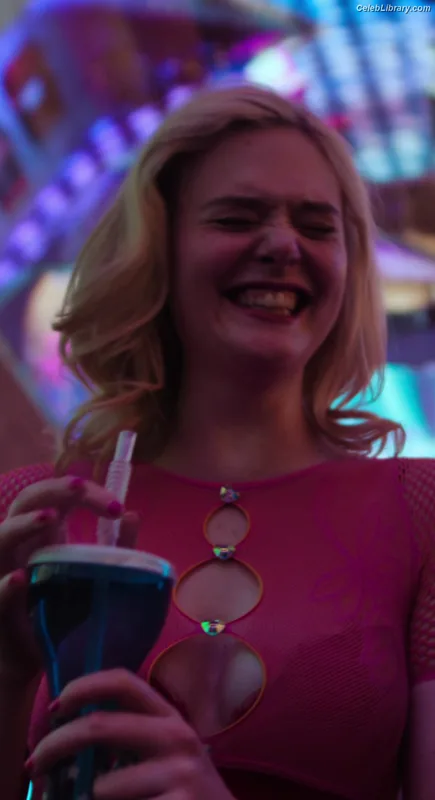 Elle Fanning photo 19 of 4114