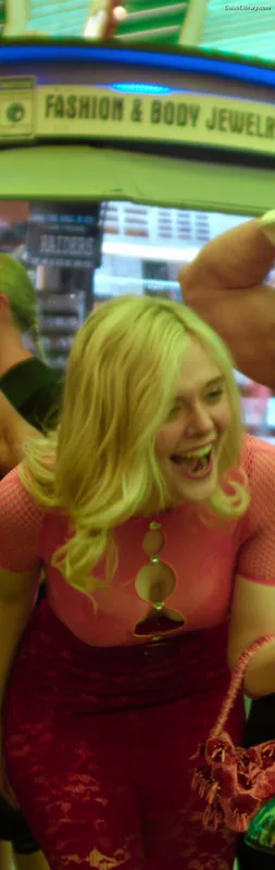 Elle Fanning photo 21 of 4114