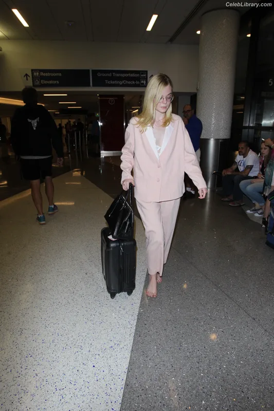 Elle Fanning photo 16 of 4114