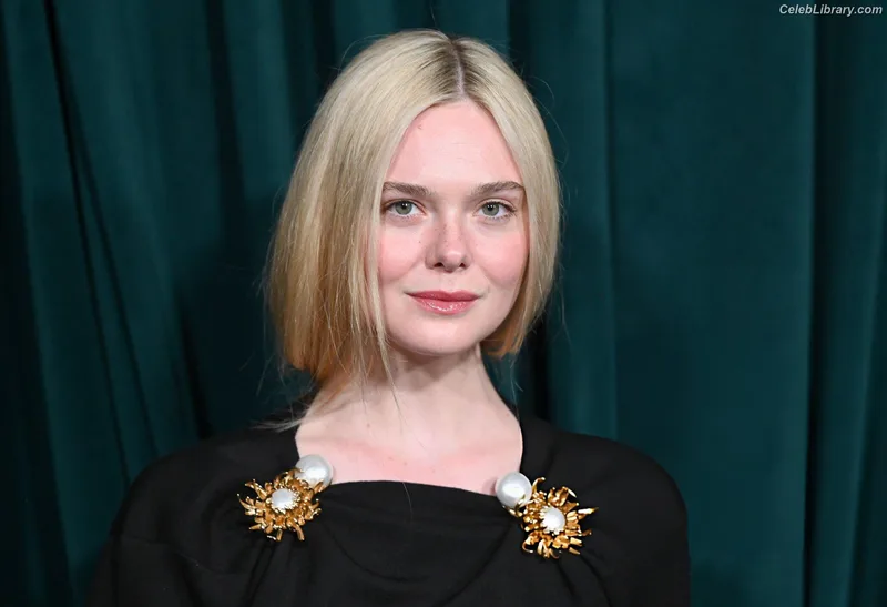 Elle Fanning photo 17 of 4114