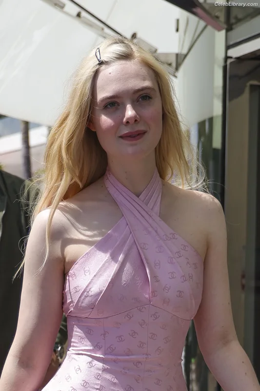 Elle Fanning photo 10 of 4114