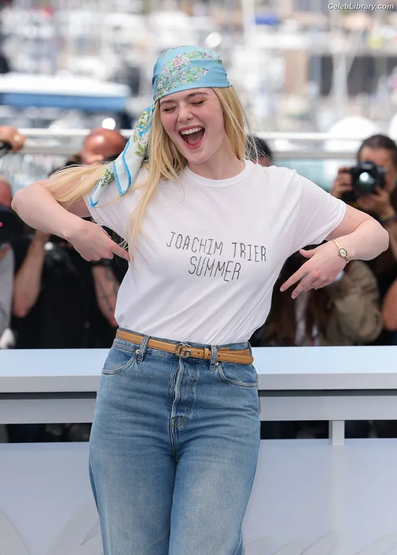 Elle Fanning photo 18 of 4114