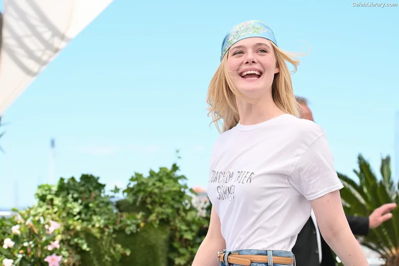 Elle Fanning photo 9 of 4114