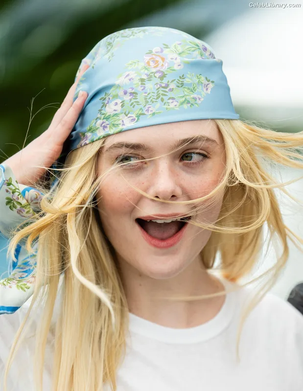 Elle Fanning photo 10 of 4114