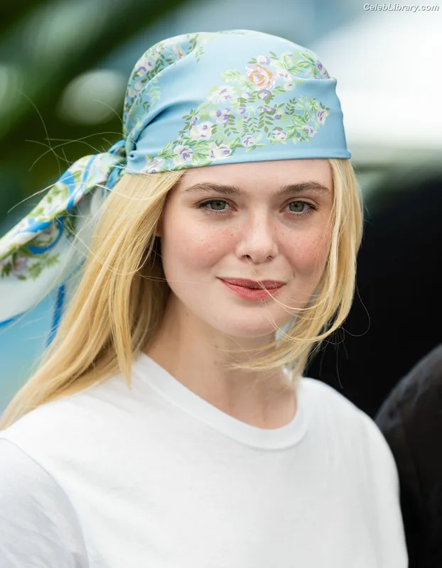 Elle Fanning photo 11 of 4114